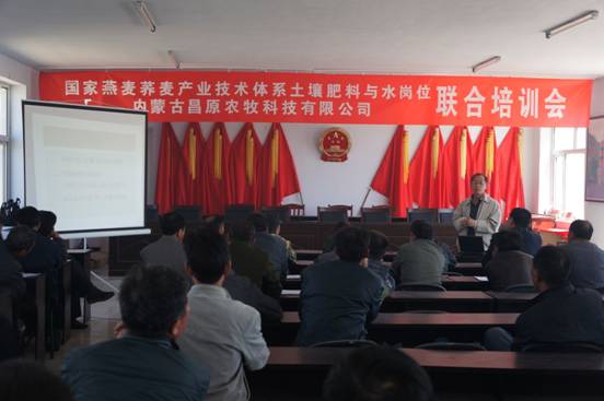 团队负责人刘景辉教授给农民技术培训